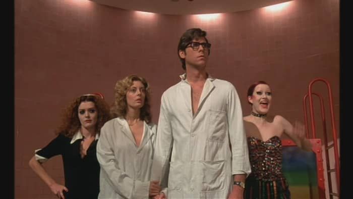 Janet e Brad con i loro camici da laboratorio bianchi.