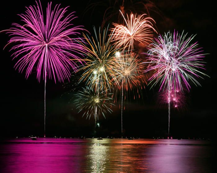 Zorg ervoor dat je tussen alle champagne, vuurwerk en kussen door tijd vrijmaakt om je vrienden en familie dichtbij en ver weg te laten weten hoeveel ze voor je betekenen.