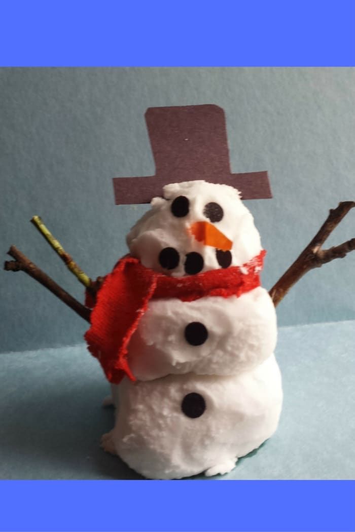 DIYの雪で作ったフロスティのクローズアップ。彼の身長は41/2インチです。私たちは画用紙を使って彼の帽子、ボタン、口、鼻を作りました。私たちは彼の腕に小枝を使いました。彼のスカーフには赤いフェルトを使用しました。可愛いじゃないですか。