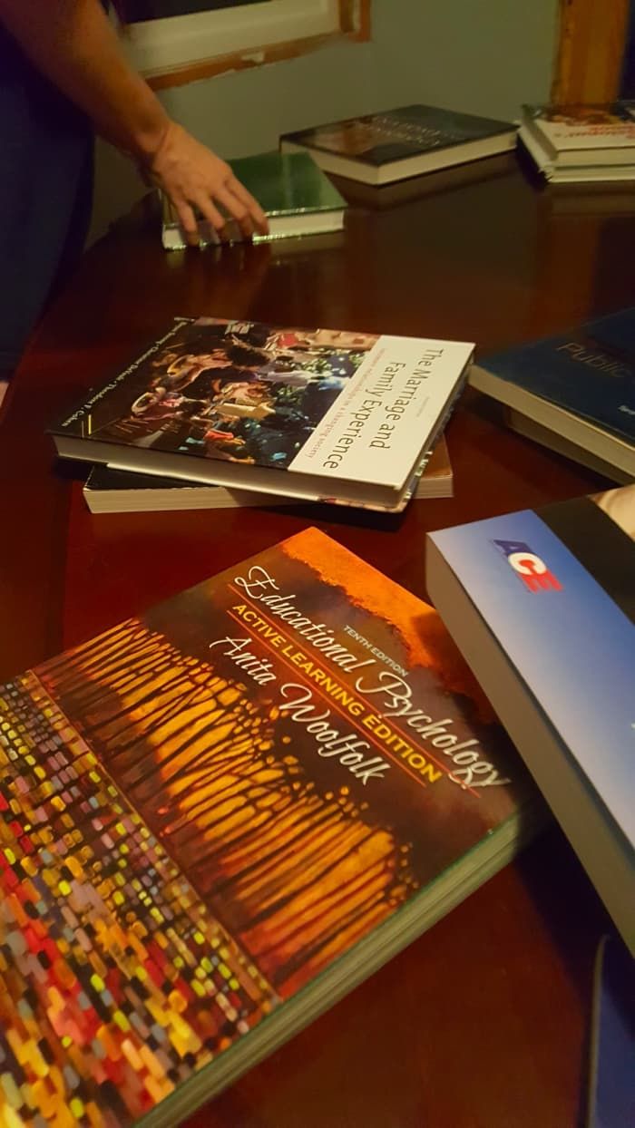 Organize seus livros em círculo.