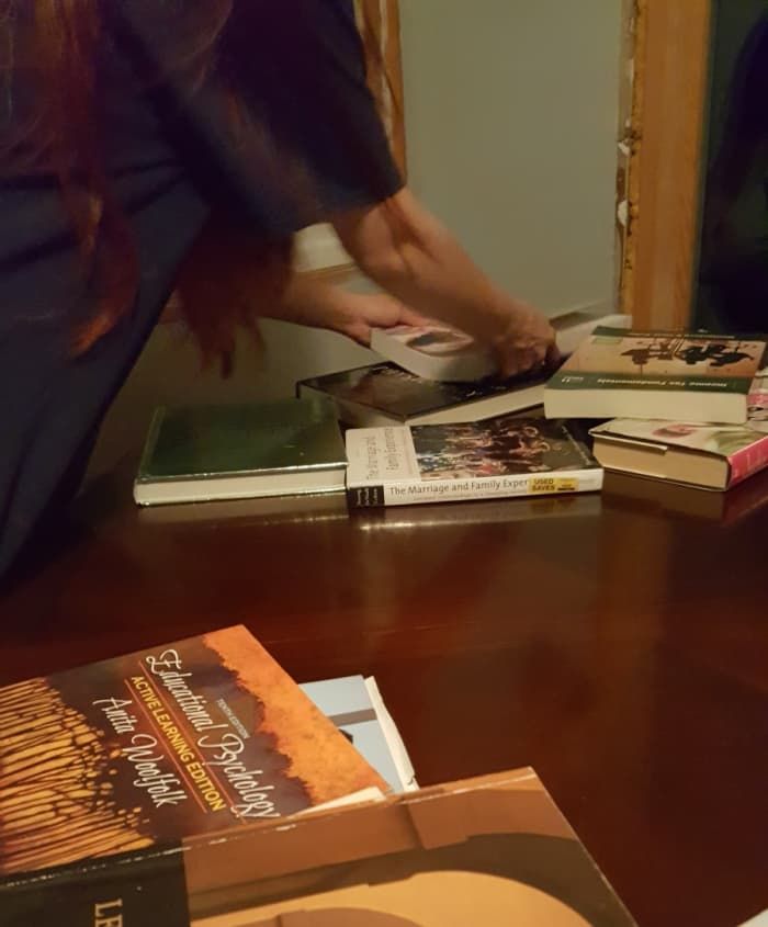 Empilhe os livros uns sobre os outros.