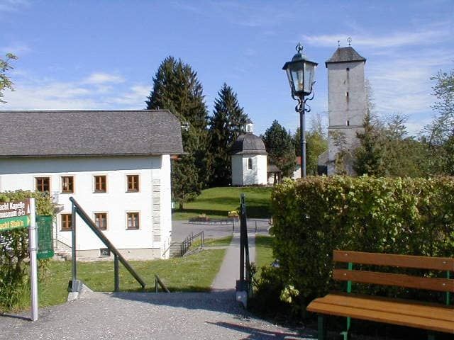 Silent Night Museum (vänster) och kapell på Stille-Nacht Platz i Oberndorf, Österrike