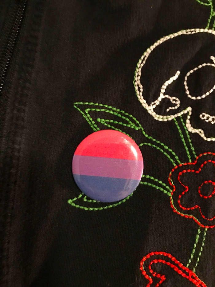 Bi Visibility Day에 바이 프라이드 플래그가 있는 이 버튼과 같은 바이 프라이드 기호를 자랑스럽게 착용하여 인지도를 높이십시오!