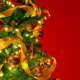 wie-man-einen-weihnachtsbaum-mit-band-schmückt