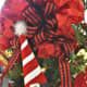 wie-man-einen-weihnachtsbaum-mit-band-schmückt