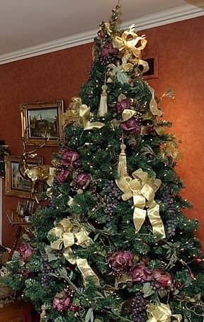 Hinzufügen der Bandbündel und Schleifen zum Weihnachtsbaum