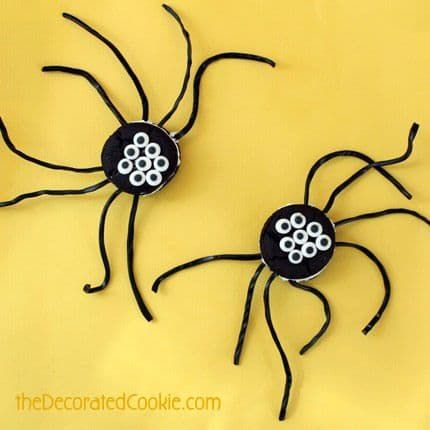 Oreo Cakester Spiders z wpisu gościnnego bloga The Decorated Cookie na CraftGossip.com