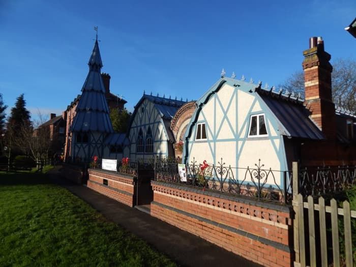 Tenbury Wells Pump Rooms, päällystetty mistelillä festivaaleja varten.