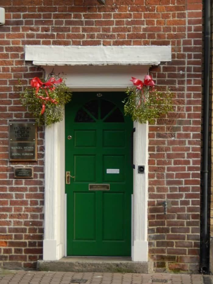 Dublin ei ole ainoa paikka, josta löydät viehättäviä Georgian ovia! Tenbury Mistletoe Festivalin aikana yksi tai kaksi mistelin oksaa koristaa jokaista keskustan taloa.