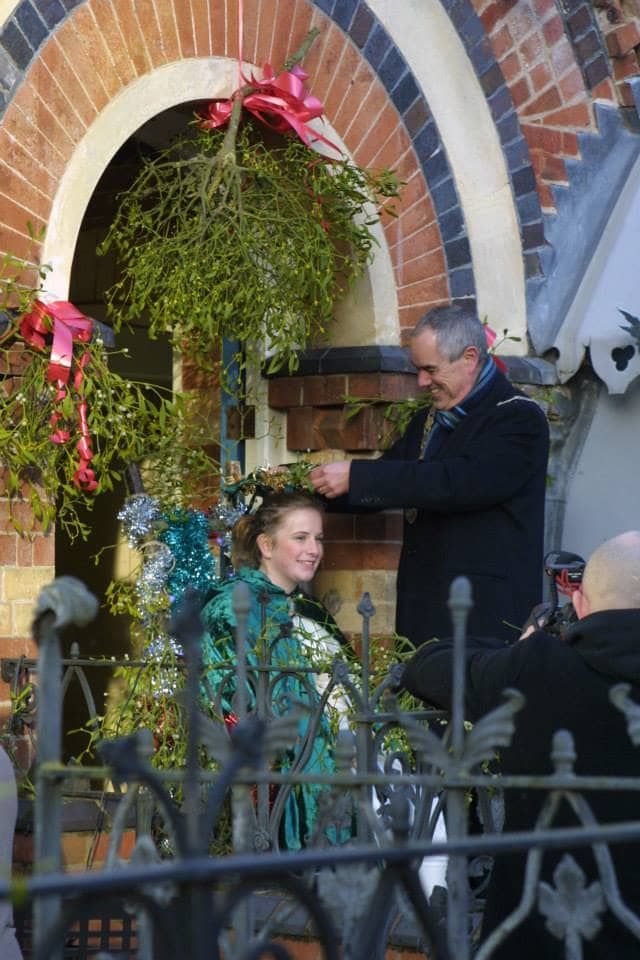 Pormestari kruunaa Mistletoe Queenin vuoden 2014 tapahtuman aikana.