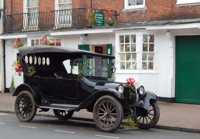 Vanha auto Tenbury Mistletoe Festivalilla.