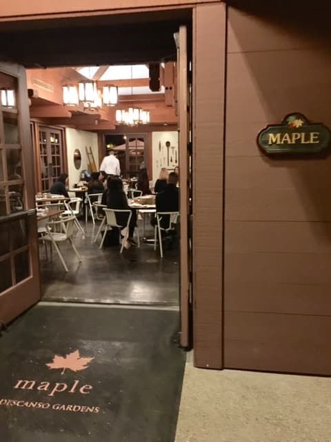 Ät på Maple före eller efter din förtrollade upplevelse.