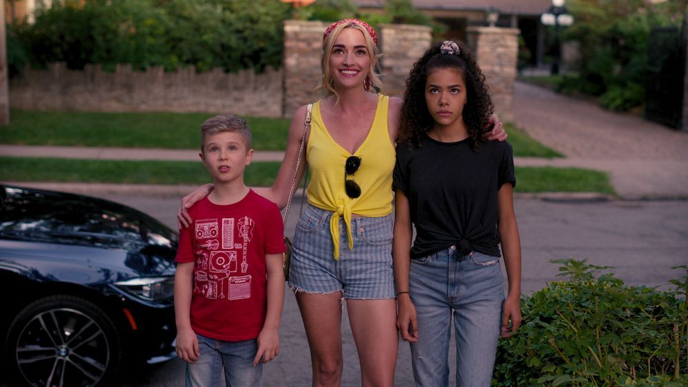 ginny georgia l to r diesel la torraca kot austin, brianne howey kot gruzija in antonia gentry kot ginny v epizodi 101 ginny georgia cr z dovoljenjem netflix 2020