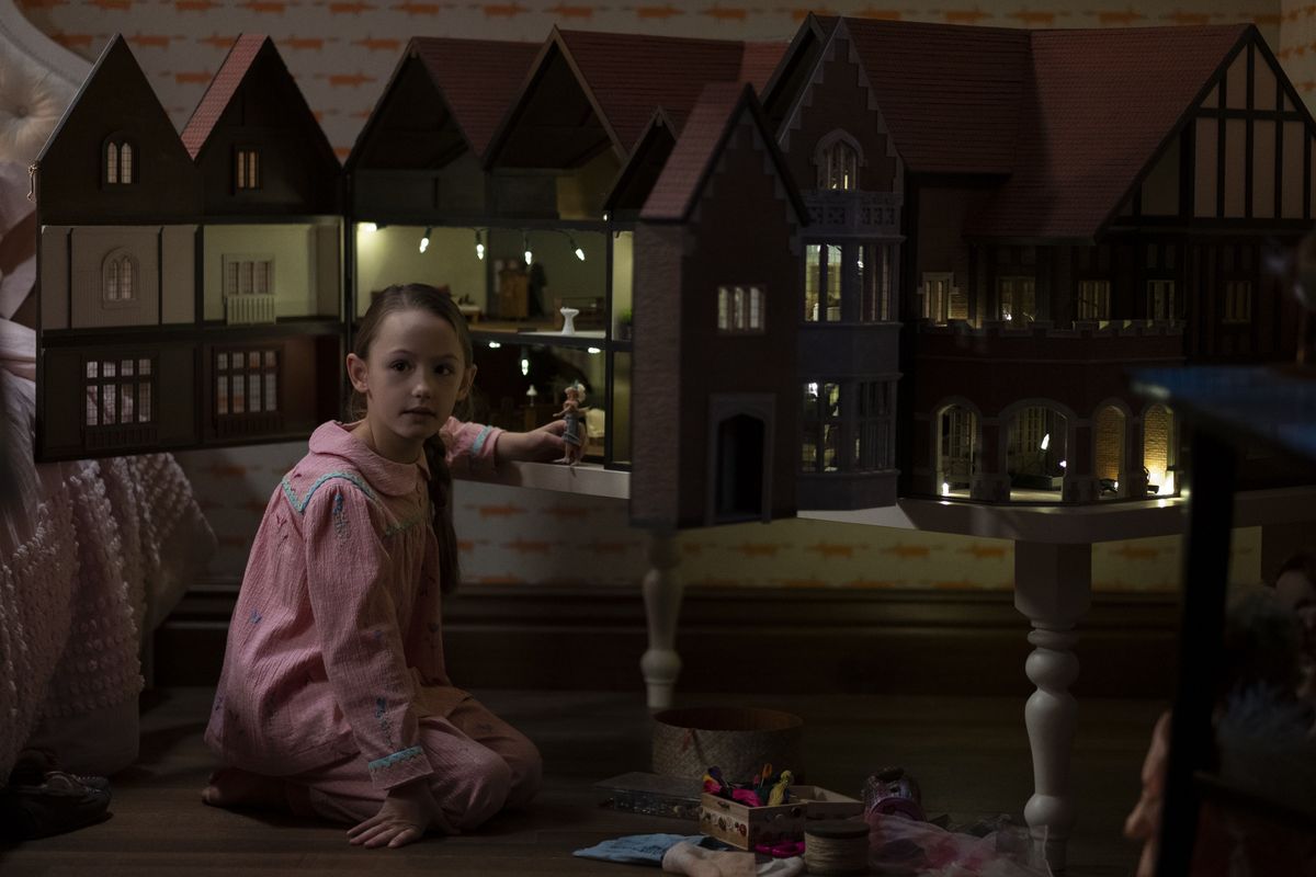 ความหลอนของ bly manor l ถึง r amelie smith as flora ในตอนที่ 101 ของ bly manor cr eike schroternetflix 2020