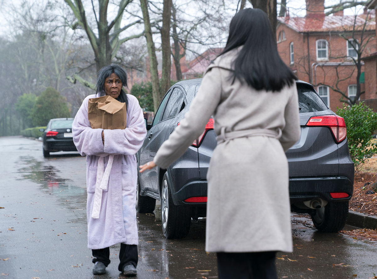 Straatmode, Mode, Snapshot, Bovenkleding, Schoeisel, Bont, Fotografie, Regen, Jas, Jurk,