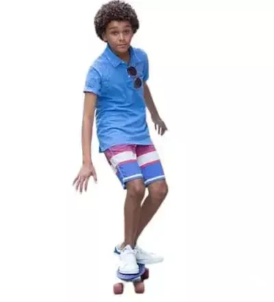   Jaden Michael은 스케이트보드를 좋아합니다.