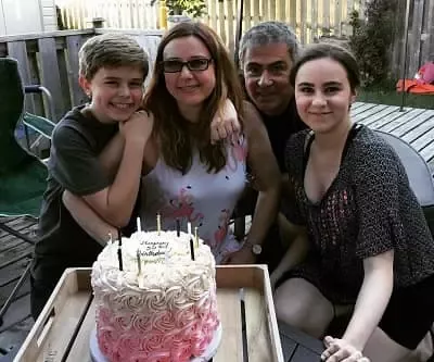   Alexander Elliot avec sa mère Rucsandra Schmelzer, sa sœur Rebecca Schmelzer et son père