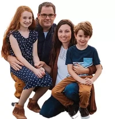   Simon Webster con sua madre Stephanie Webster, padre e sorella