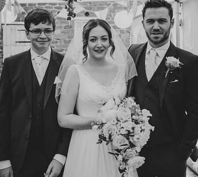   Tom Ainsley sa sestrom Charlotte i bratom Nathanom