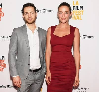   Tom Ainsley sa Sarah Dumont