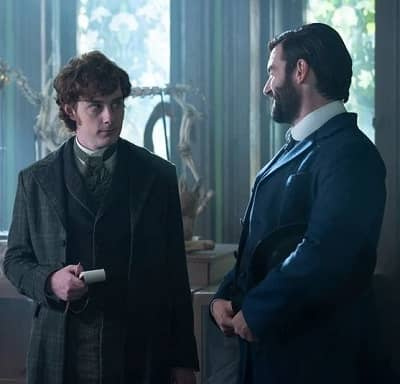   Evan McCabe jako detektyw Oliver Fitzroy w filmie Panna Scarlet i książę