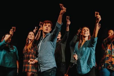   Evan McCabe podczas występu na scenie
