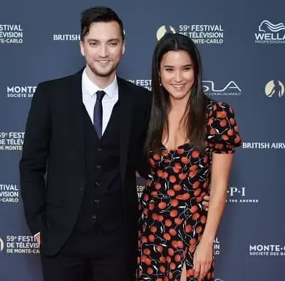   Richard Harmon con su novia Rhiannon Fish