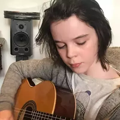   Winta McGrath aime la guitare