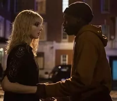   Ο Michael Ajao ως John Drameh με τον Thomasin McKenzie