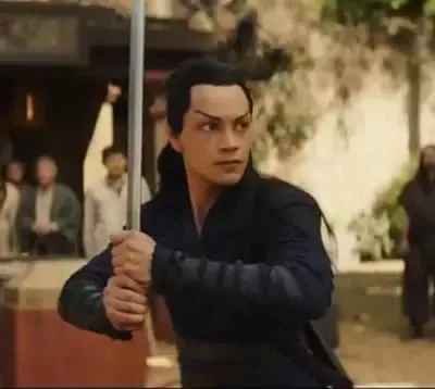   Evan Evagora kot Elnor