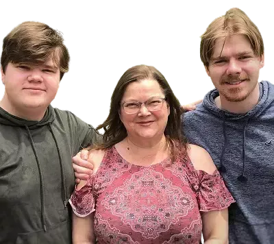   Jeremy Ray Taylor cu mama Tracy Taylor, fratele Benjamin M Taylor