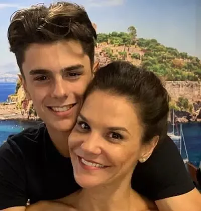   Connor Gosatti med sin mor Mia Barbagallo