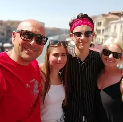   Ewan Horrocks con su padre Andrew Horrocks, su madre Anna Horrocks y su hermana Grace Horrocks