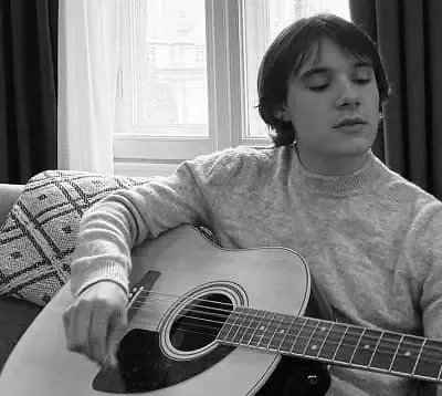   Ewan Horrocks ama la guitarra
