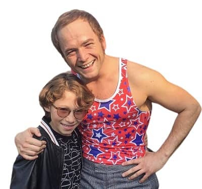   Max Mackintosh กับ Taron Egerton