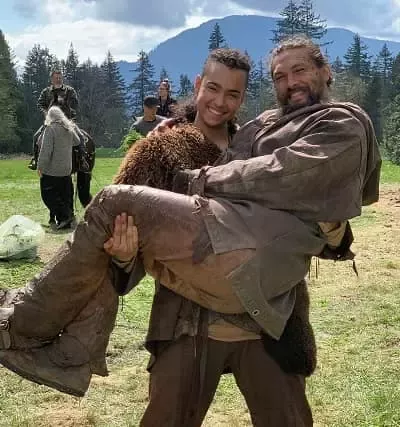   Archie Madekwe cu Jason Momoa