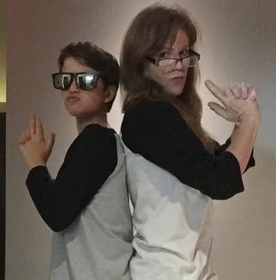   Gabriel Bateman äitinsä Jonelle Batemanin kanssa