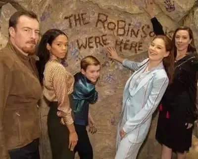   Maxwell Jenkins con Toby Stephens, Taylor Russell, Mina Sundwall e Molly Parker