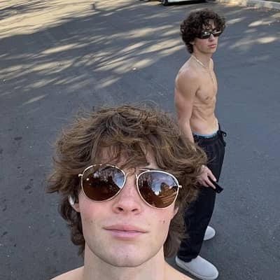   Tyler Lawrence Gray con su hermano Logan