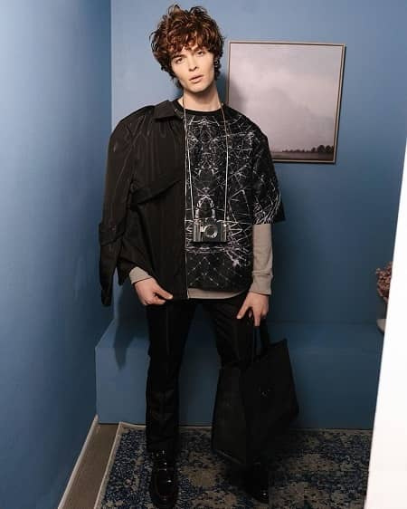   La altura de Tyler Lawrence Gray es de 5 pies 11