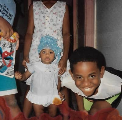   ダニエル・オーガスティンの子供時代の写真と妹のルース