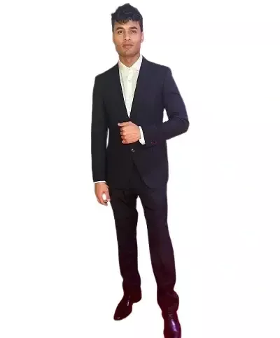   Felipe Londono 184 cm boyundadır.