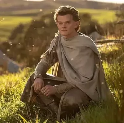   Robert Aramayo som Elrond i Maktens ringar