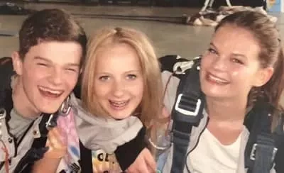   Robert Aramayo med sina systrar