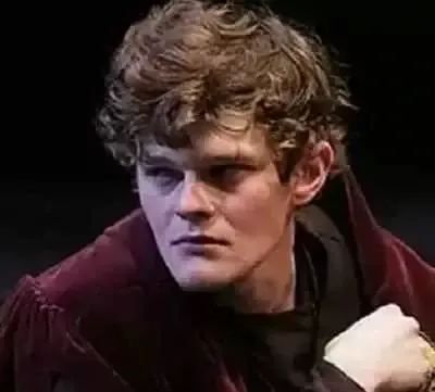   Robert Aramayo i en pjäs