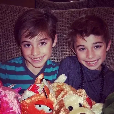   Joshua Colley com o irmão gêmeo Cameron