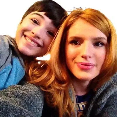  Joshua Colley com Bella Thorne