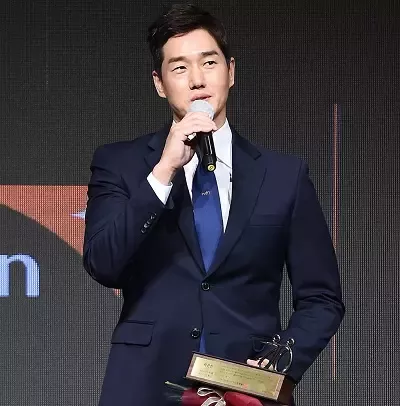   Money Heist Korea Joint Economic Area Attore Yoo Ji Tae Wikipedia