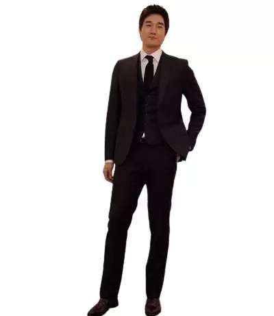   L'altezza di Yoo Ji Tae è di 6 piedi e 1½ pollici