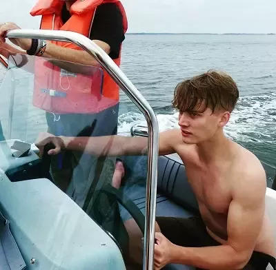   Björn Mosten guida il motoscafo